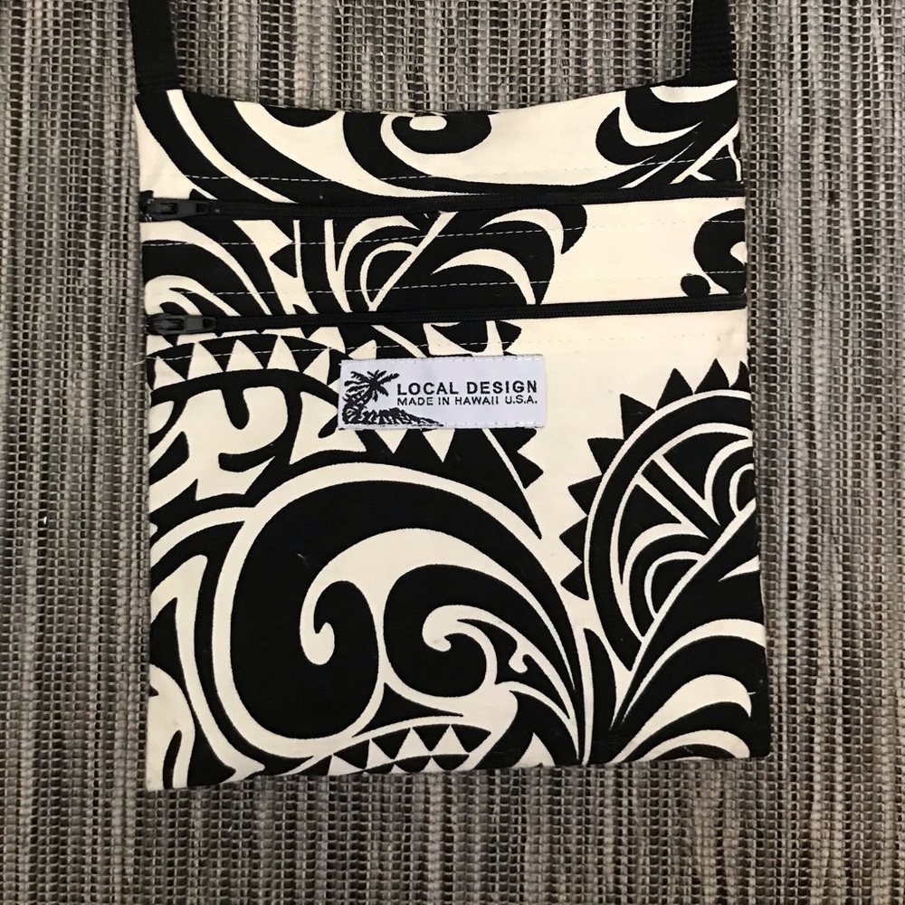 Black and white Hawaiian purse🌺